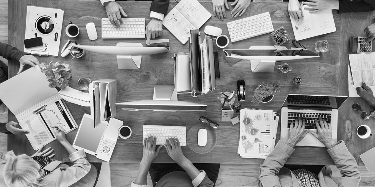 Arbeitsplatz mit mehreren Menschen, Teamarbeit