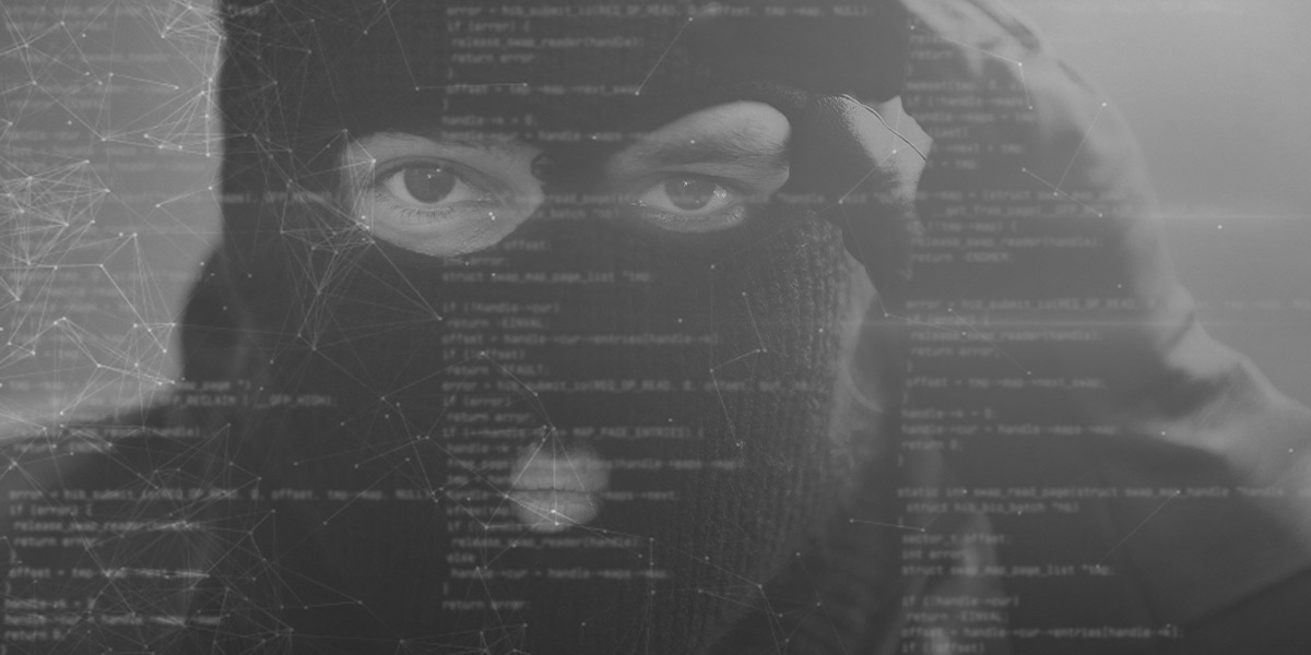 Hacker, der durch eine Glasscheibe schaut, auf der HTML Coding zu sehen ist.
